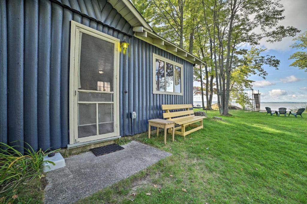 Cabin Situated on the Bank of Houghton Lake!